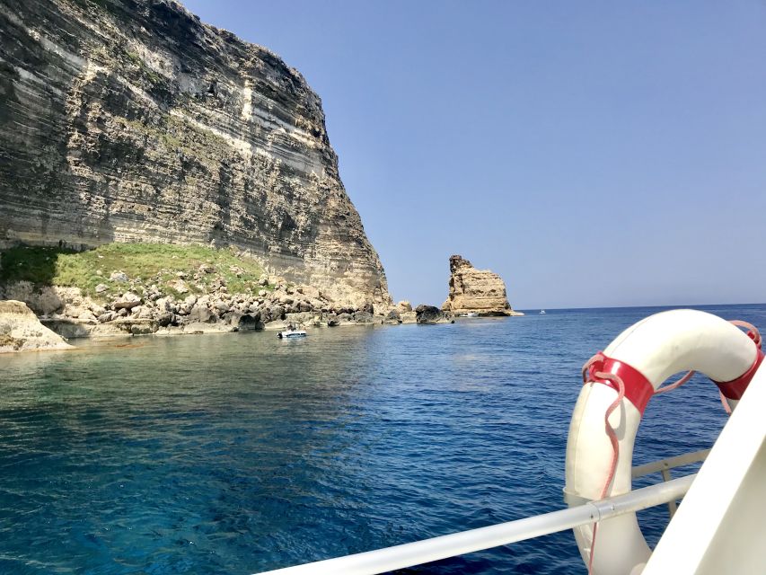 5 hours Lampedusa: Boat Tour with panino SUP e snorkeling - Meeting at Sapore di Mare, Sapore di Sale, or Airone