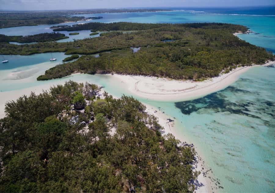 5 Islands Boat Trip, Snorkeling and Lunch on Ile aux Cerfs - Lunch, rum, and the boat atmosphere