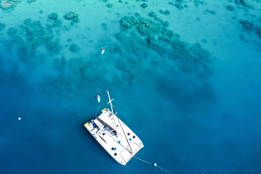 Airlie Beach: Whitsunday Islands Sailing, SUP & Snorkel Tour - Langford Island and its uninhabited sand cay