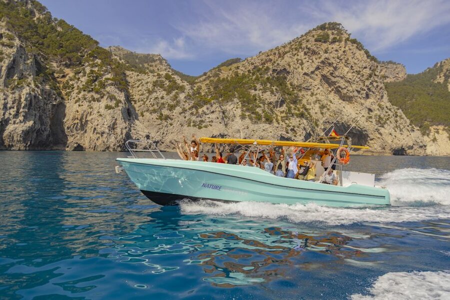 Alcudia: Pirate Cave, Parc Natural & Snorkel - Who should book this boat trip?