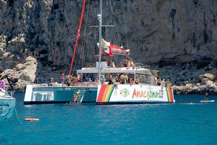 Alcudia: Sunset Catamaran Tour with Dinner and Snorkeling - What dinner is like on board