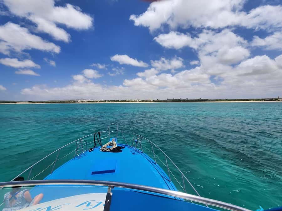 Boa Vista: Motoryacht Trip with Fishing, Snorkel, Beach BBQ - Snorkeling around the reef near Sal Rei Islet