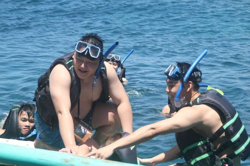 Boracay: Island and Beach-Hopping Boat Tour with Snorkeling - The buffet lunch is more than a quick refueling stop