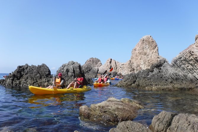 Cabo de Gata: Tour en kayak y snorkel full face + fotos incluidas - Approaching the Sirens reef and possible sea caves