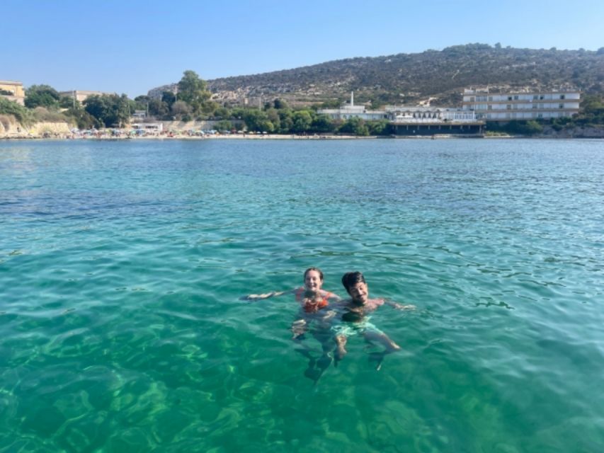Cagliari: Boat Tour snorkeling Sella con con aperitivo - Cala Fighera and the rhythm of short stops