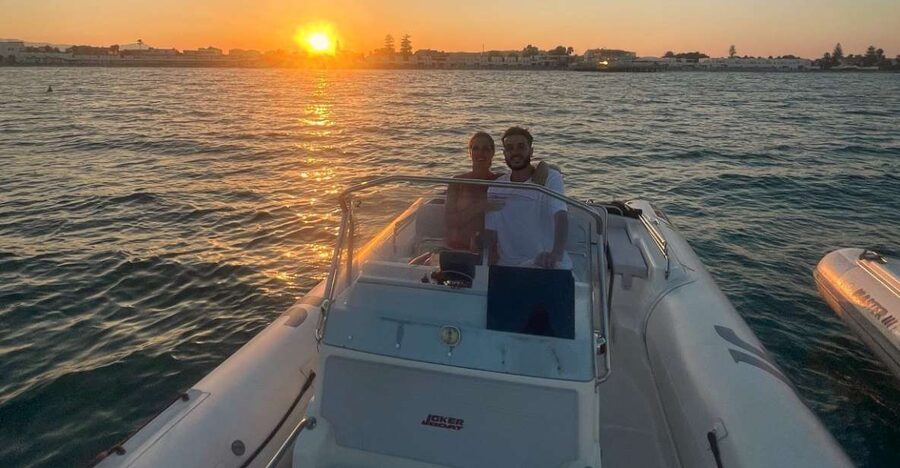 Cagliari: tour Sunset snorkeling con aperitivo - Meeting the boat at Su Siccu