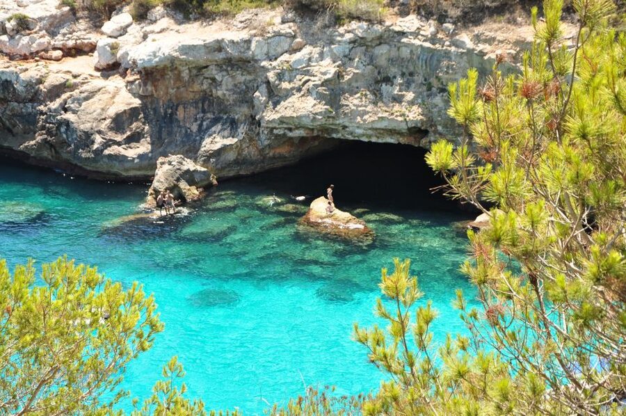 Cala des Moro/S'Almunia: Snorkel and SUP Tour - Paddleboarding along the rocky coast