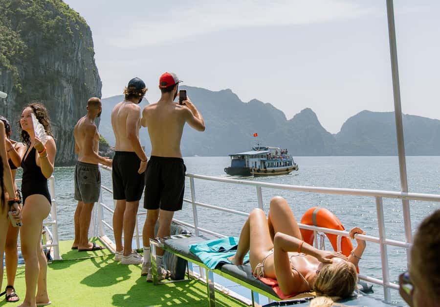 Cat Ba: Lan Ha & Ha Long Bay Kayak & Snorkel Boat Tour - The guides make a real difference