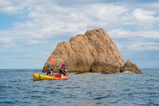 Costa Brava Kayak & Snorkel Tour + Picnic from Barcelona - The beach picnic and changing time