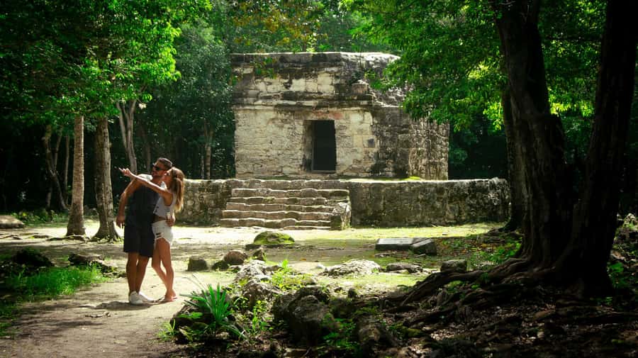 Cozumel: Mayan Ruins Guided Tour with Snorkeling & Lunch - Meeting your guide in San Miguel