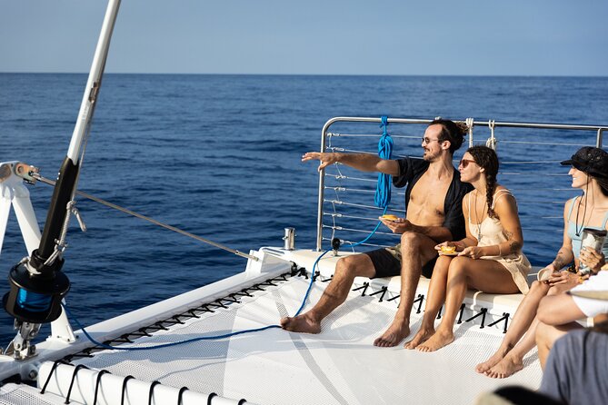 Deluxe Sail & Snorkel to the Captain Cook Monument - Sailing the Kona coast before the first swim