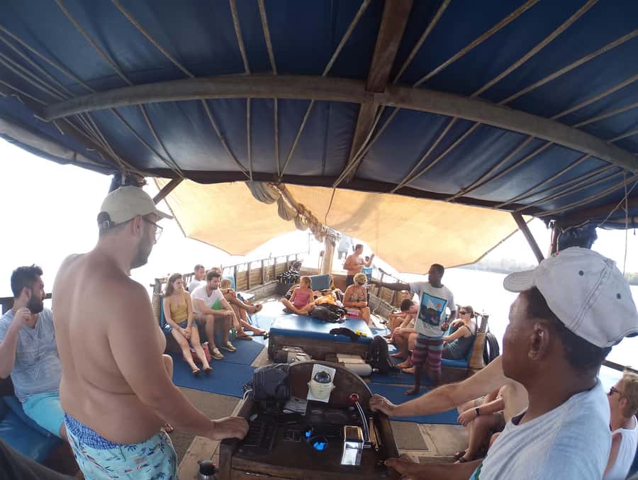 Diani Beach: Kisite Marine Park Dhow & Snorkeling with Lunch - Getting ashore for Wasini Island lunch