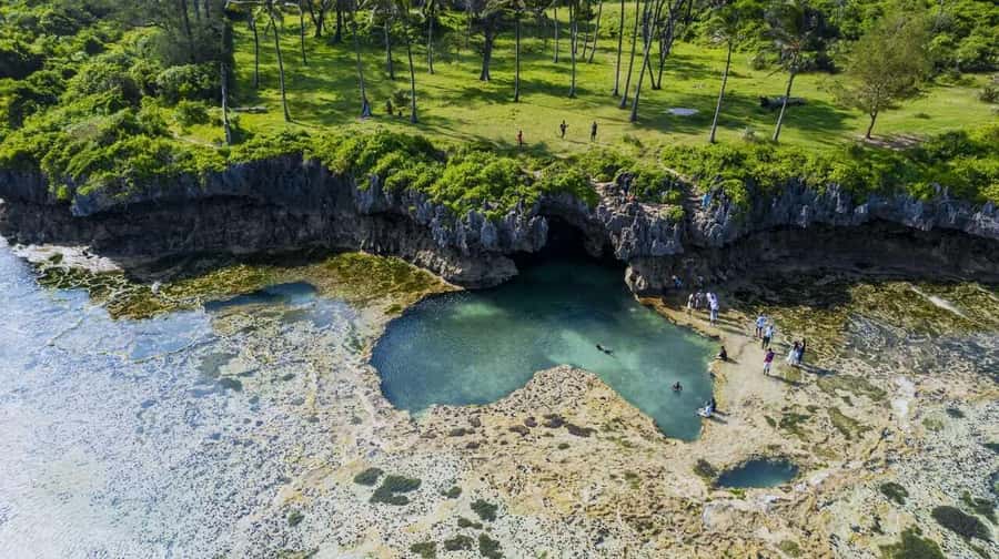 Diani: Snorkeling and Swimming at African Pool in Tiwi Beach - Swimming through coral caves and tunnels