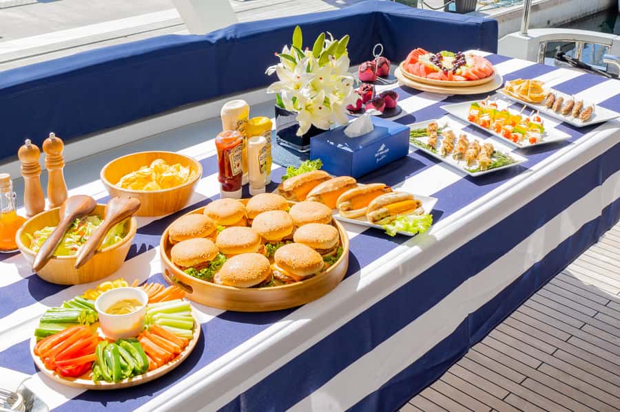 Dubai: Yacht Cruise with Swimming, Snorkeling and BBQ Lunch - How the yacht feels with a shared group