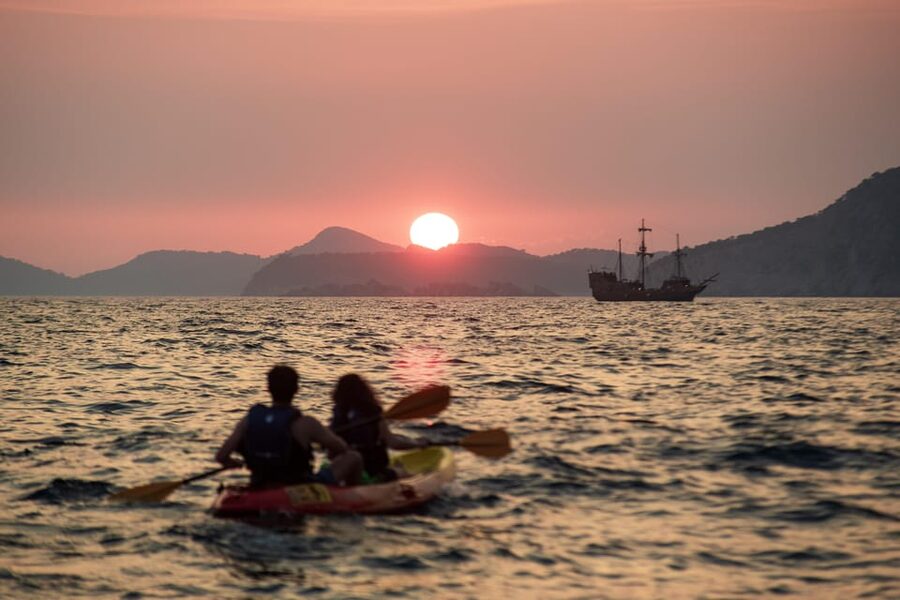 Dubrovnik: Sunset Kayaking and Snorkeling Tour - Returning beneath Dubrovnik’s walls