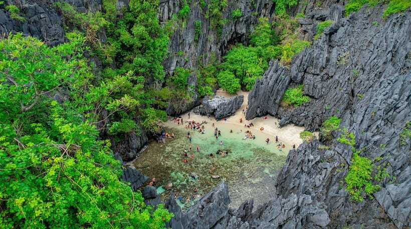 El Nido: Island Hopping and Snorkeling Private Boat Tour C - The main risks are water, crowds, and timing