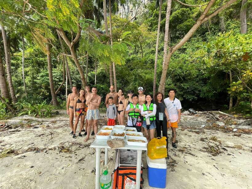 El Nido: Island Hopping and Snorkeling Private Boat Tour C - Helicopter Island starts the snorkeling day