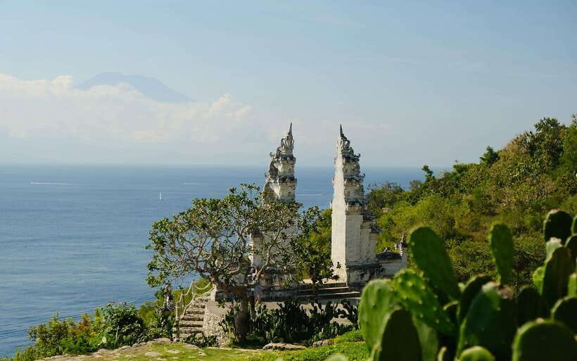 From Bali: Nusa Penida Private Snorkeling Tour with Lunch - Lunch beside an infinity pool