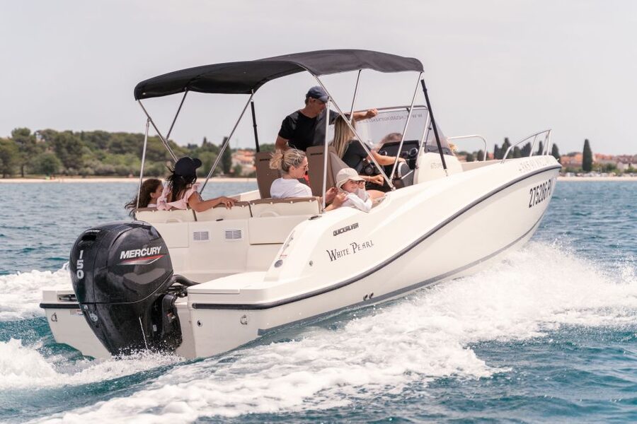 From Fazana: Dolphin watching and snorkeling in Blue Cave - The five-minute ride into dolphin country