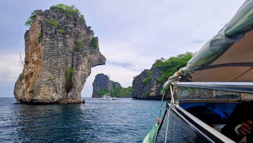 From Koh Lanta: Koh Haa & Koh Rok Snorkel Tour by Speedboat - Koh Rok Yai beach: lunch, shade, and a welcome pause