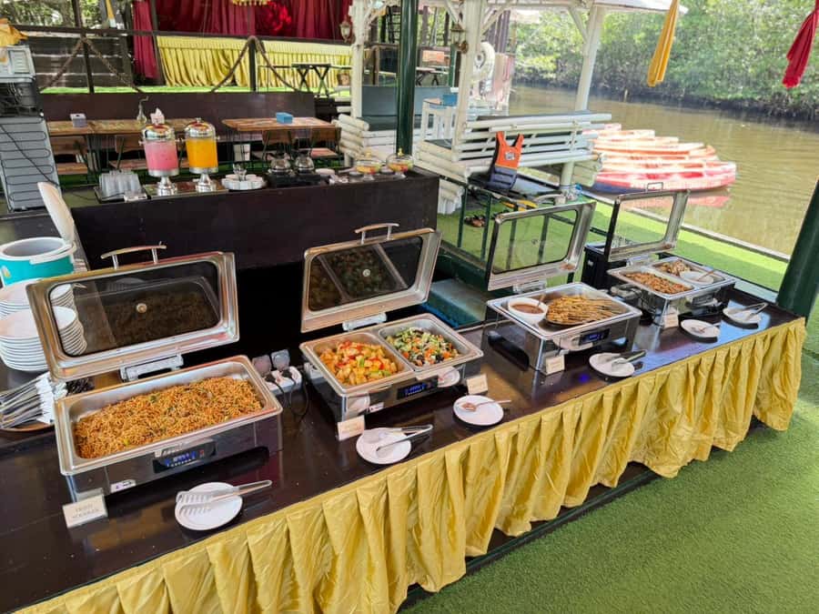 From Lembongan: Nusa Penida Snorkeling Day Trip - The welcome at Mesari Beach Restaurant