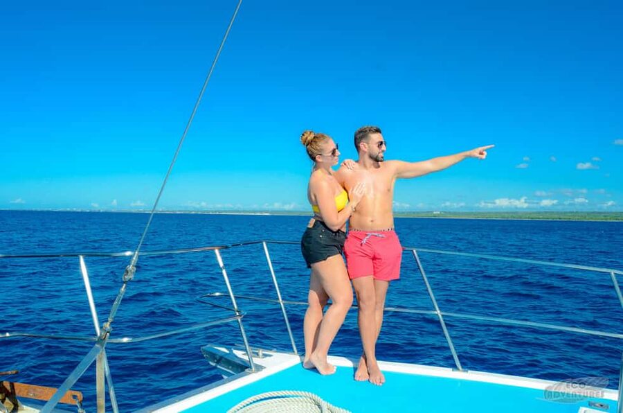 From Punta Cana: Catalina Snorkeling & Altos de Chavon Tour - The guides and language setup