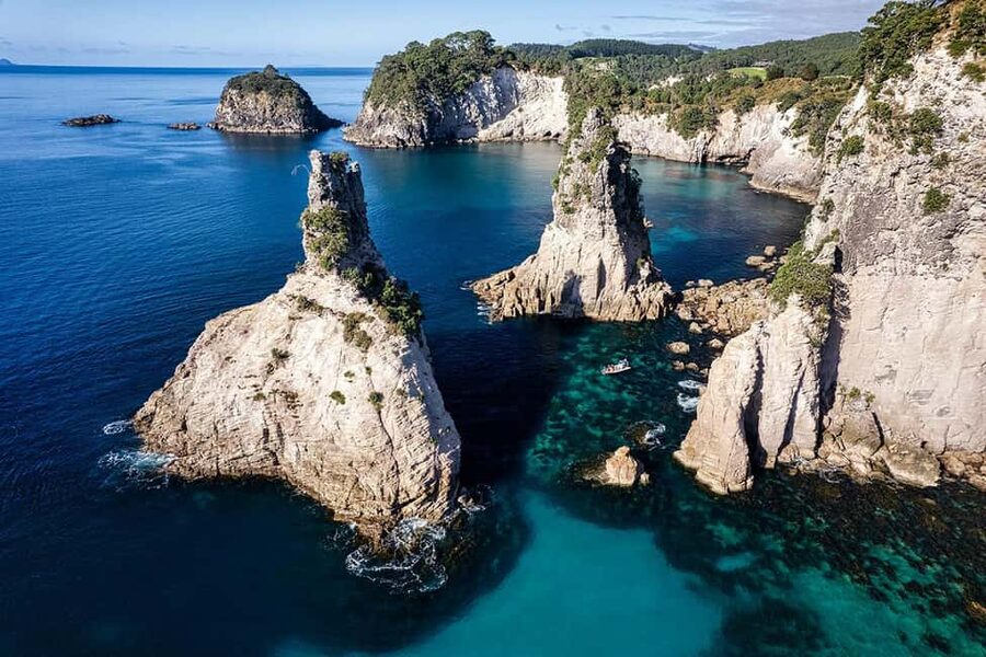 From Whitianga: Cathedral Cove Cruise with Snorkeling - Rock jumping and the thrill factor