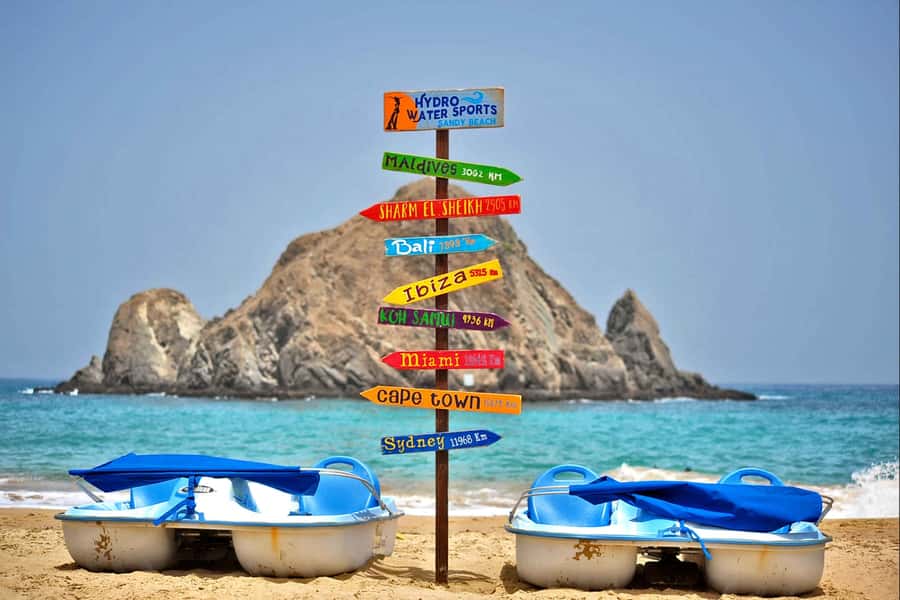 Fujairah: Snorkeling and Watersports at Snoopy Island - Snorkeling around the rocky island
