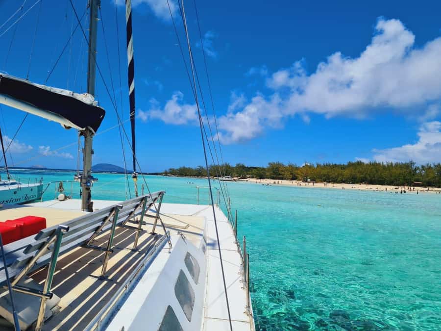 GBaie: 3 North Islands Cruise, Lunch & CoindeMire Snorkeling - Ilot Gabriel and its quiet shore