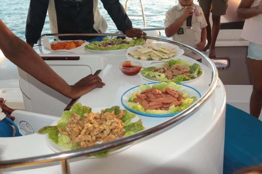 GBaie: 3 North Islands Cruise, Lunch & CoindeMire Snorkeling - What lunch is really like