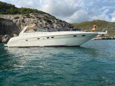 Shared yacht trip with drinks, lunch, and snorkeling
