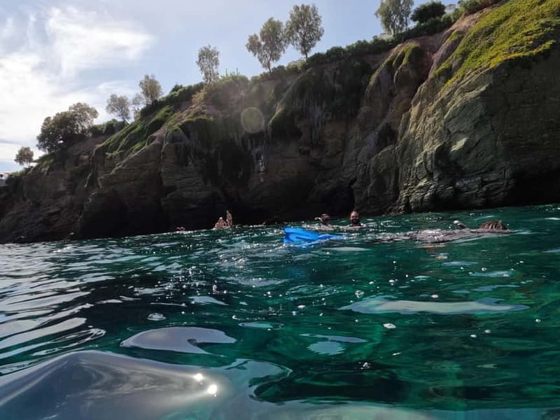 Heraklion: Boat Safari with guided snorkeling/diving tour. - Water, fruit, and a useful pause on board
