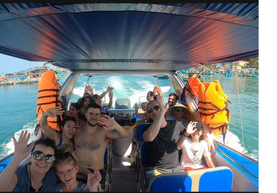 Hoi An/Da Nang: Snorkelling & Island-Hopping Speedboat Tour - What the guides add in the water