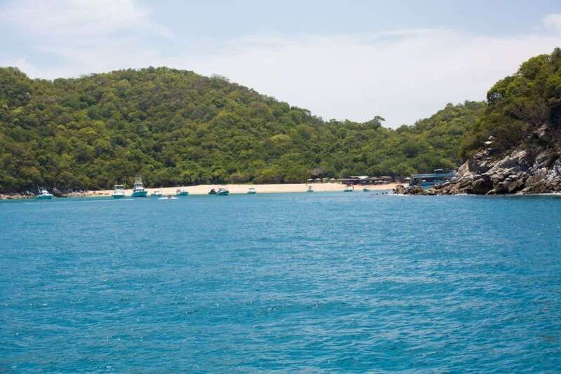 Huatulco: Bays Boat Tour with Snorkeling and Hotel Pickup - Language, comfort, and who should book