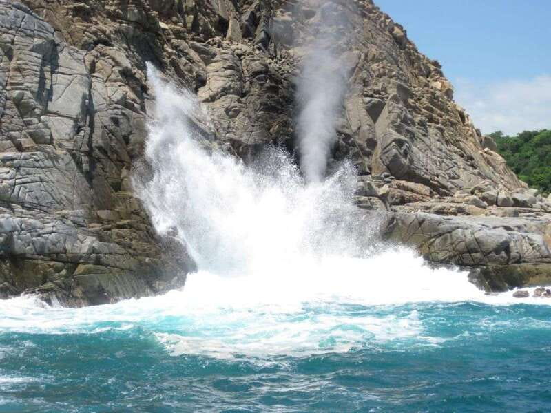 Huatulco: Bays Boat Tour with Snorkeling and Hotel Pickup - Cruising from Santa Cruz toward the protected bays