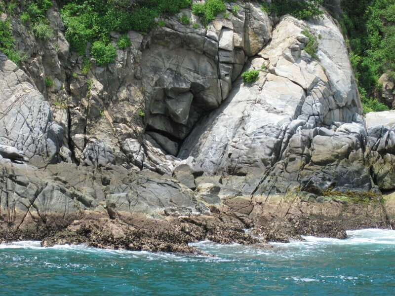 Huatulco: Premium Boat Tour with snorkel experience. - The crew and language support