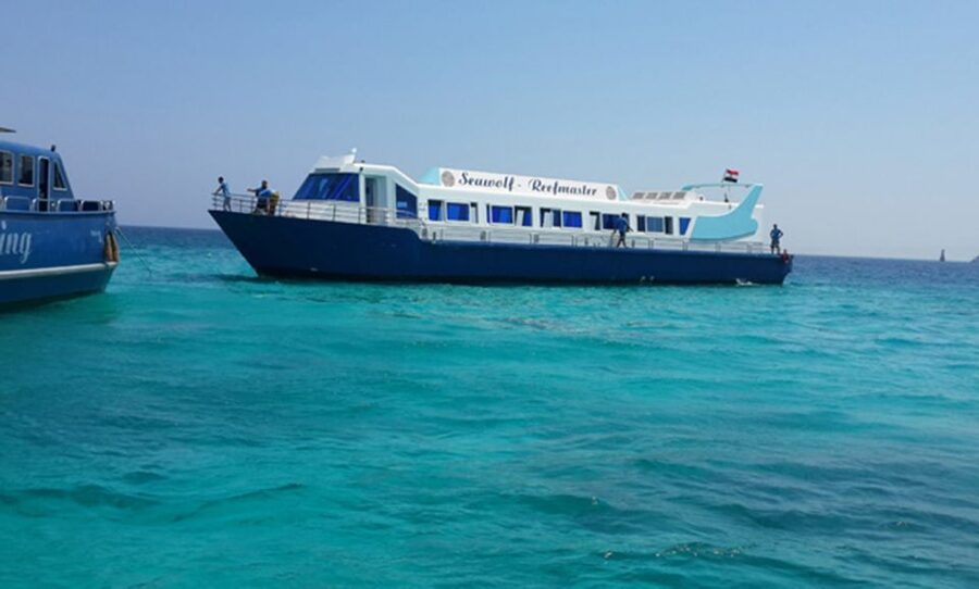 Hurghada: Empire Submarine Boat Trip with Snorkel and Drinks - What the staff and onboard atmosphere are like