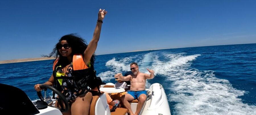 Hurghada: White Island Speedboat Tour, Snorkeling, & Lunch - The crew makes a real difference