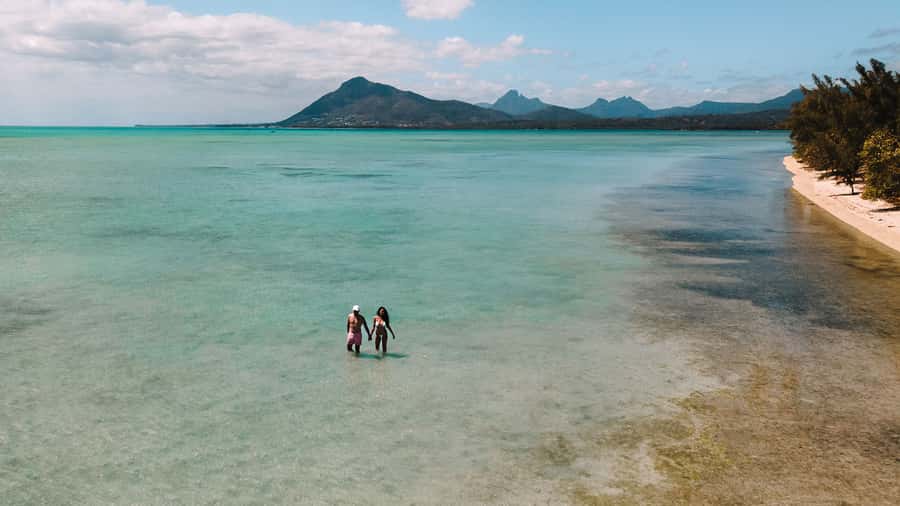 Île aux Bénitiers: Snorkeling w/Dolphins Boat Tour & Lunch - Time to swim, rest, and walk the island