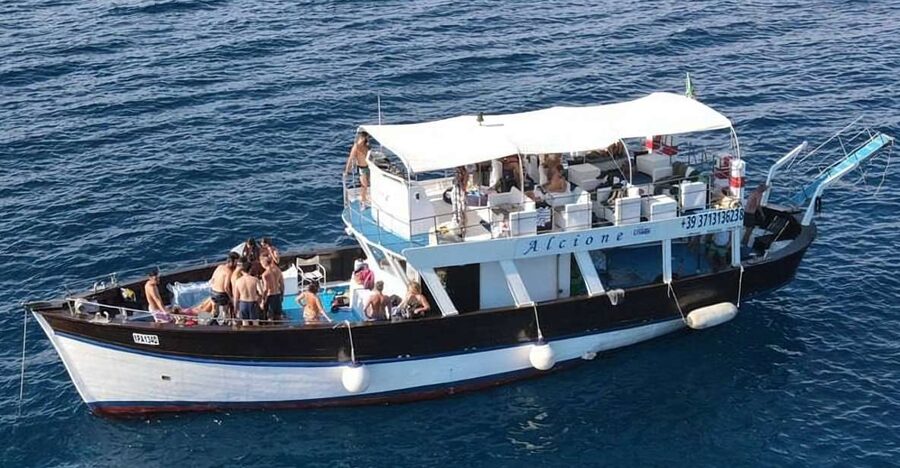 Ischia: Island Boat Tour with Neapolitan Lunch & Snorkeling - From Forio to Citara and Sorgeto
