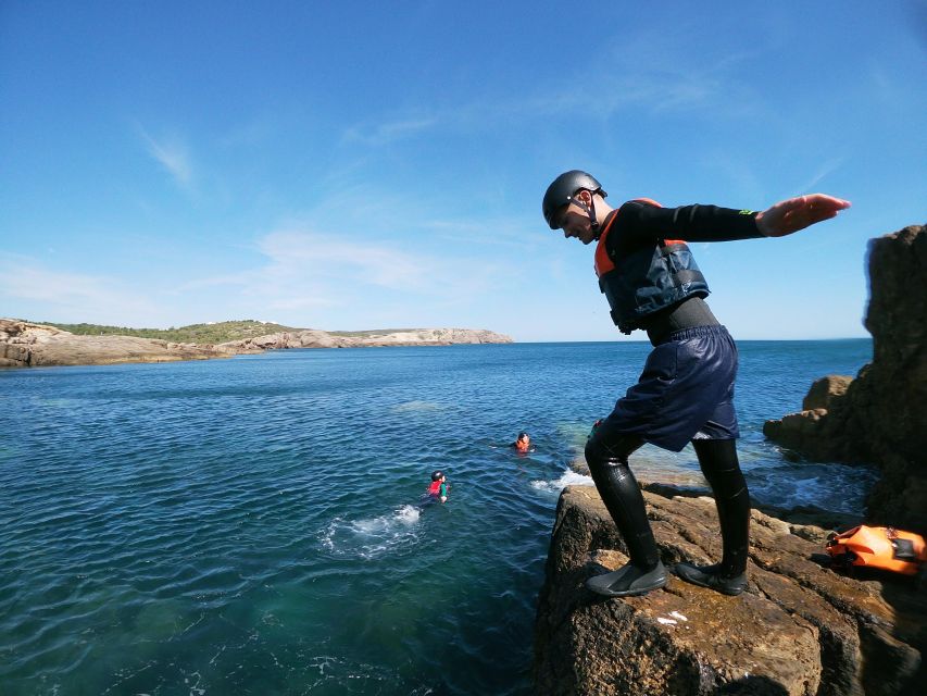 Kids Version - Coasteering with snorkeling: Algarve - The 15-minute safety briefing at Ingrina Beach
