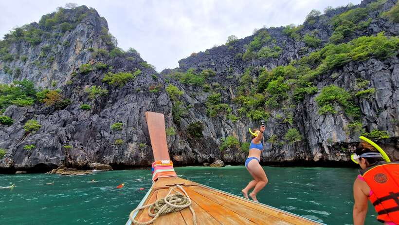 Koh Lanta: Emerald Cave & 4 Islands Snorkel Tour by Longtail - Koh Chueak brings the first clear-water stop