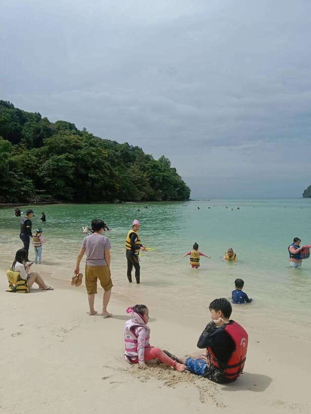 Kota Kinabalu: Manukan & Sapi Islands Snorkeling with Lunch - The short ride to Sapi Island