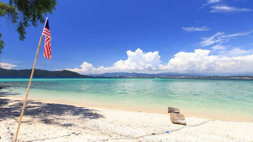 Kota Kinabalu: Snorkeling & Island Hopping Sapi & Manukan - Sapi Island: beautiful water, limited swimming space