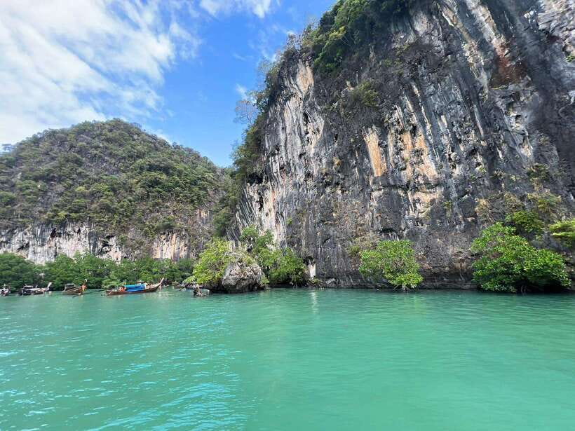 Krabi: Hong Islands Private Boat Trip & Snorkeling - Hong Island Bay and the red rock snorkeling stop