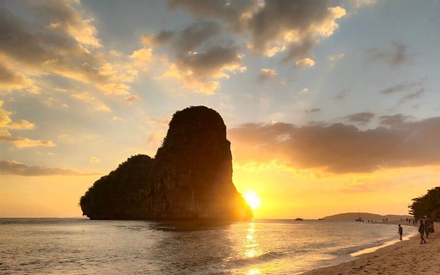 Krabi: Seven Islands Snorkel Cruise with Dinner - Sunset near Railay and the final swim