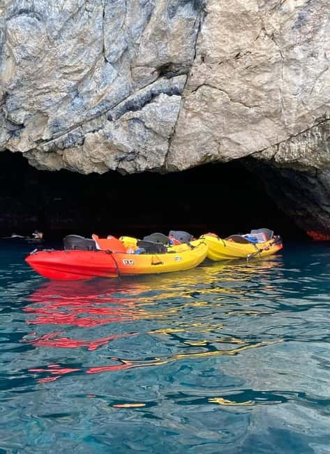 La Herradura: Kayak & Snorkel Tour Maro-Cerro Gordo Reserve - Learning the kayak before reaching the caves