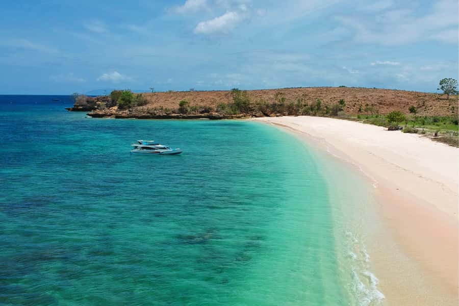 Lombok: Pink Beach, Gili Petelu & Private Snorkeling Tour - Pink Beach and the long lunch break