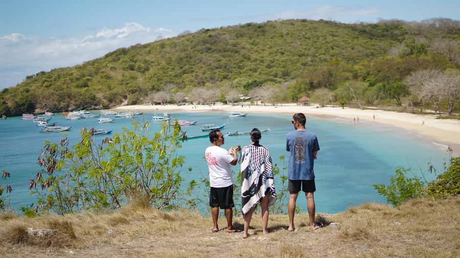 Lombok: Private Pink Beach & Gili Snorkeling Tour with GoPro - Seafood lunch at Semangkok Beach