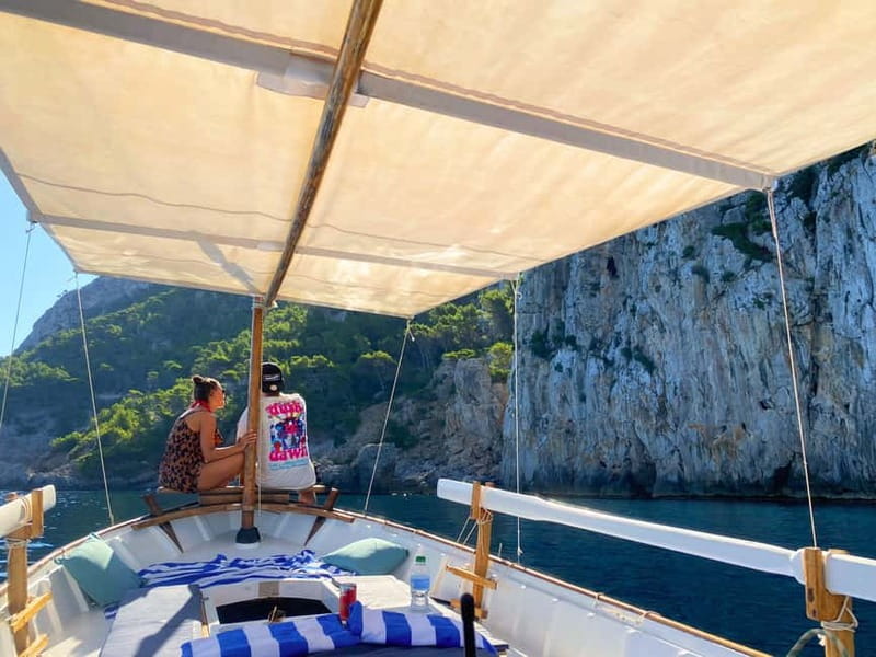 Mallorca: Alcudia: Private Boat Tour with Snorkel - The captain and the private-group atmosphere